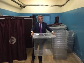 Seçim sandıkları okullarda