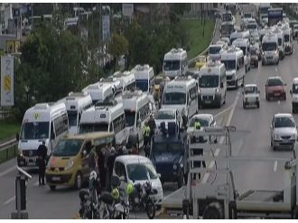 Servis şoförleri karayolunu kapattı