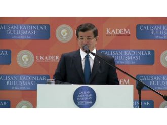 Eşini görünce konuşmasına ara verip...