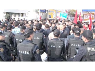 Koza İpek Holding önünde polise mukavemet