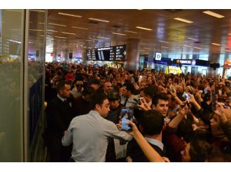 Atatürk Havalimanı’nda CNBLUE izdihamı