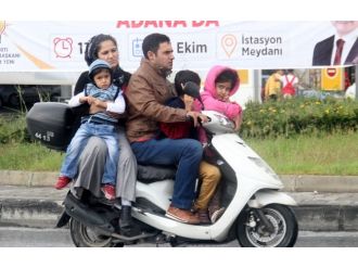 Motosiklette aile boyu tehlikeli yolculuk