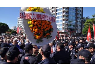 Atatürk Anıtına çelenk koyma gerginliği