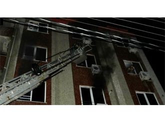 Yanan otelde mahsur kalan 18 kişiyi itfaiye kurtardı