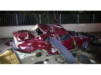 Hurdaya dönen araçtan hafif sıyrıkla kurtuldular!