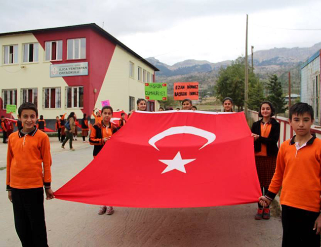 Bayrak İçin Yürüdüler