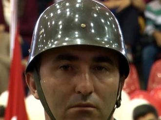 Şiir okunurken gözyaşlarına güçlükle hakim oldu