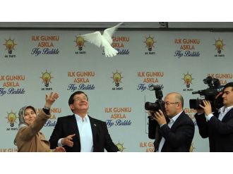 Miting öncesinde beyaz güvercin uçurdu