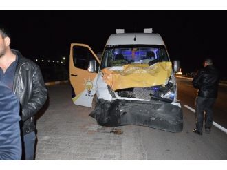 AK Parti seçim minibüsü kaza yaptı: 5 yaralı