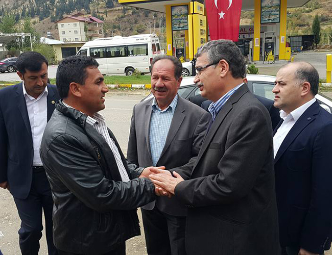 Yağmur Altında Seçim Çalışmalarına Devam Ediyor