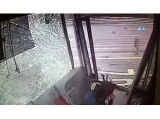 Metrobüsle cip böyle çarpıştı !