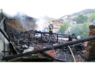 Halının altındaki 10 bin lira da kül oldu