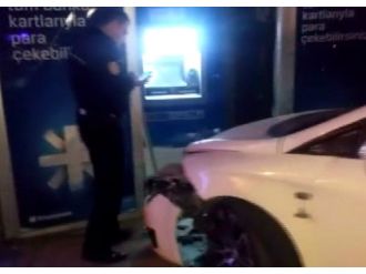 Ehliyetsiz sürücü banka ATM’sini yerinden söktü