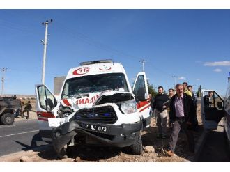 Ambulans ile polis aracı çarpıştı