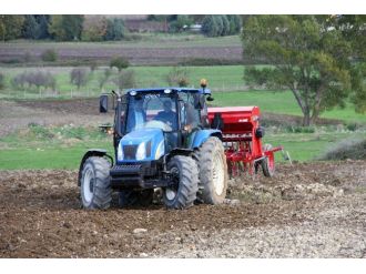 AK Partili Eker traktör başında