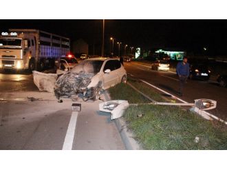 Elektirik direğine çarpan otomobil hurdaya döndü