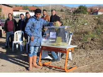 Sokak ortasında oy kullandılar