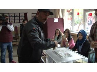 Ünlü komedyen oy kullandı