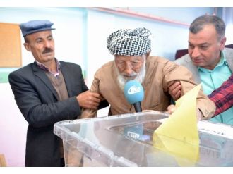 Türkiye’nin en yaşlı seçmeni sandığa gitti