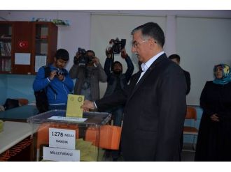 TBMM Başkanı Yılmaz oyunu kullandı