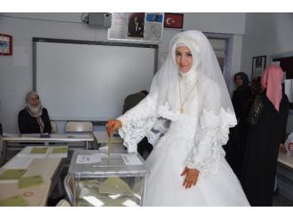 Düğünden önce sandığa gitti