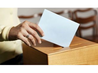 Seçmeni yönlendiren sandık başkanı görevden alındı