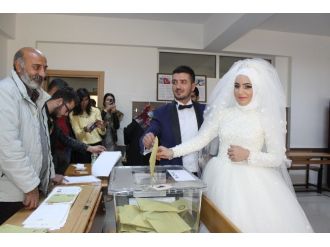 Önce sandıkta sonra nikah masasında ’evet’