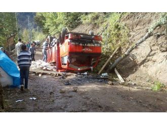 Kereste yükü kamyonet devrildi: 1 ölü, 3 yaralı