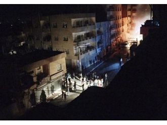 Park halindeki araç patladı: Çok sayıda yaralı var