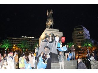 İzmir sokaklara döküldü