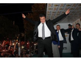 Zeybekci’den ’zeybek’li kutlama