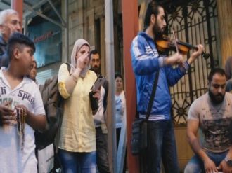 Arapça ezgiler Suriyeli kadını gözyaşlarına bağdu