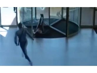 Hırsız kadın döner kapıya bodozlama girdi !