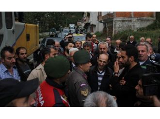 Müteahhide kızan köy sakinleri yol kapadı