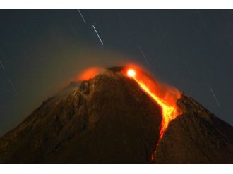 Yanardağ uçak seferlerini iptal ettirdi