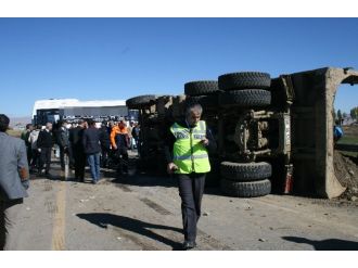 Yolcu servisiyle kamyon çarpıştı : 24 yaralı