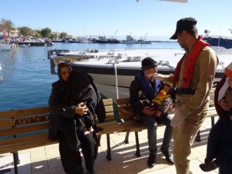 Kaçak göçmenler ölümden döndü