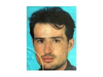 Başı iş makinesine sıkıştı