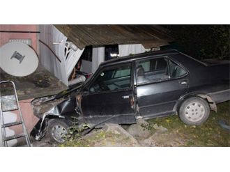 Kontrolünü kaybeden kadın sürücü evin balkonuna daldı!