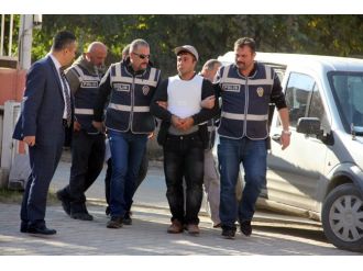 Eşini ve kardeşini öldürdü !