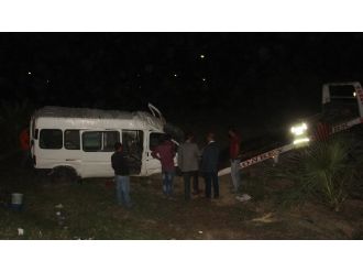 İşçileri taşıyan minibüs devrildi: 12 yaralı
