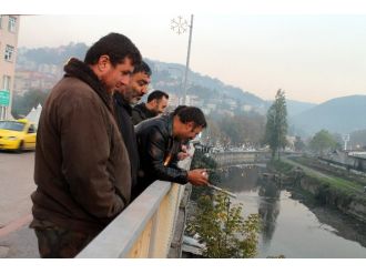 Polisten kaçarken dereye atladı