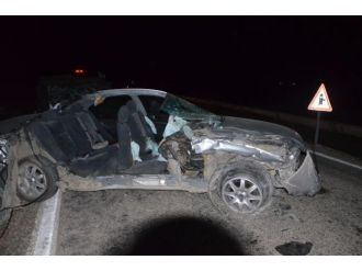 Otomobil traktöre çarptı: 3 yaralı