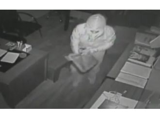 Önce kameraya ardından polis yakalandılar