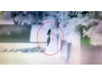 Polise atmaya çalıştığı roket elinde patladı !