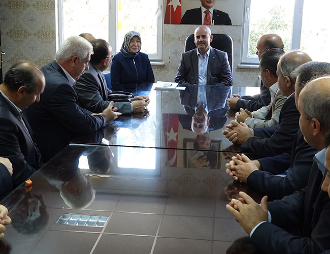 Ak Partide Yüzler Gülüyor