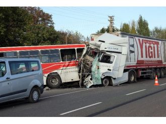 Kayseri’de feci kaza: 2 ölü, 12 yaralı