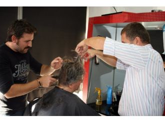 Hem seçimi hem saçlarını kaybetti