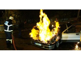 Otomobil alev alev yandı