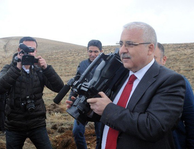 Vali Çekti, Muhabir Dikti